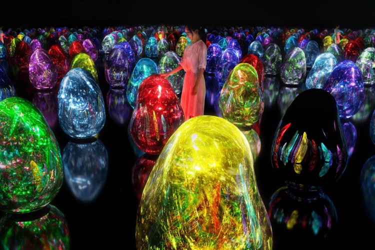 teamLab 打造全新互动式展览《Resonating Microcosms of Life-Solidified Light Color》