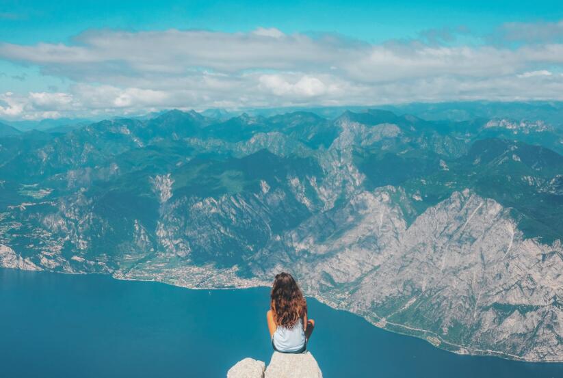 一个人坐着欣赏落基山景