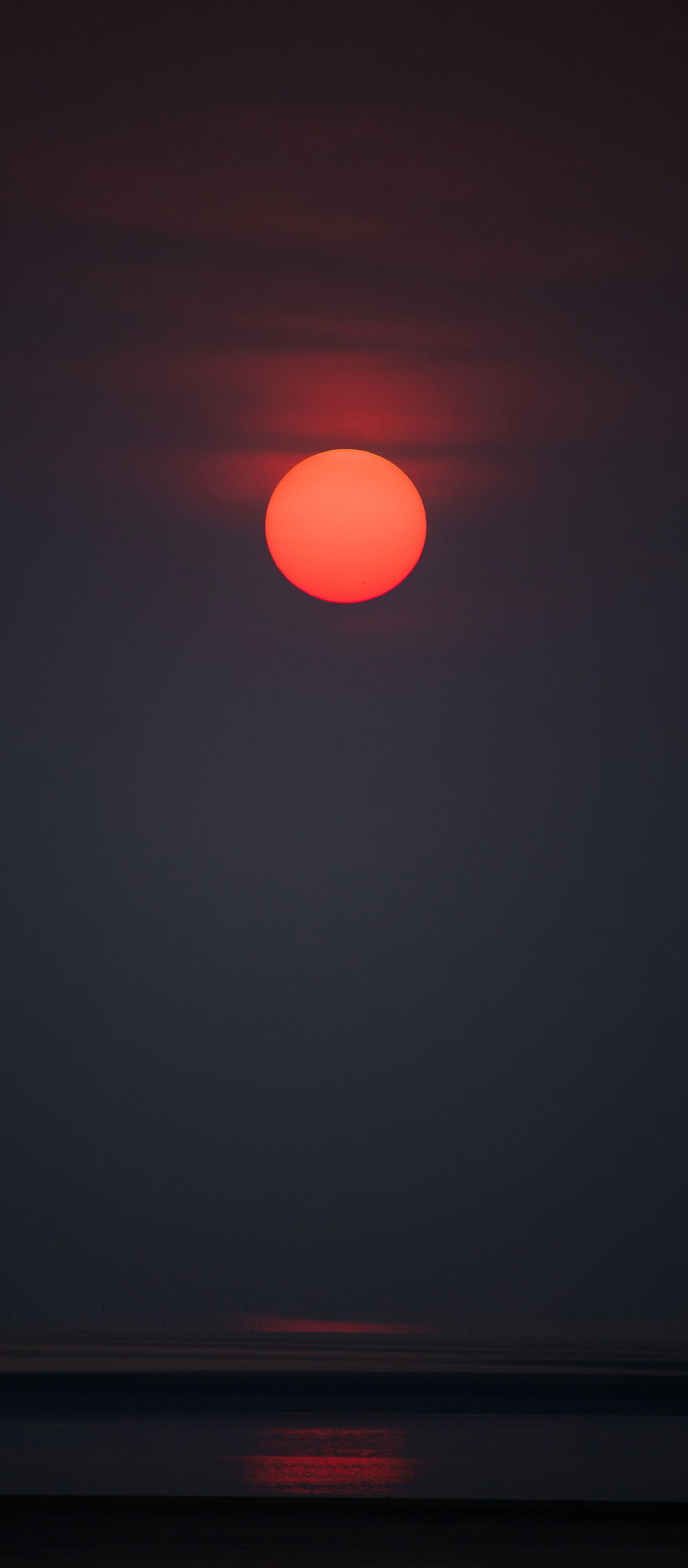 黑暗中充满活力的太阳