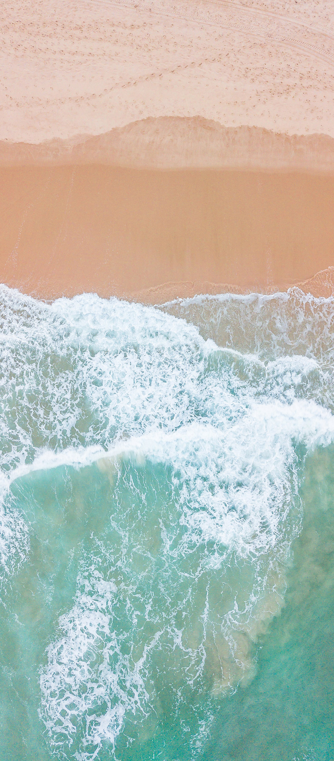 明亮的蓝色水域和红色沙滩