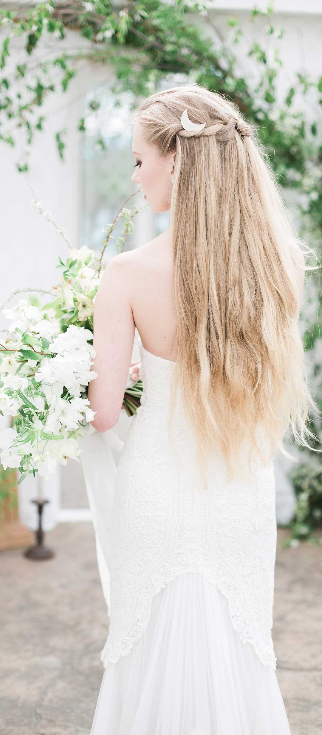 拿着花束的金发女郎