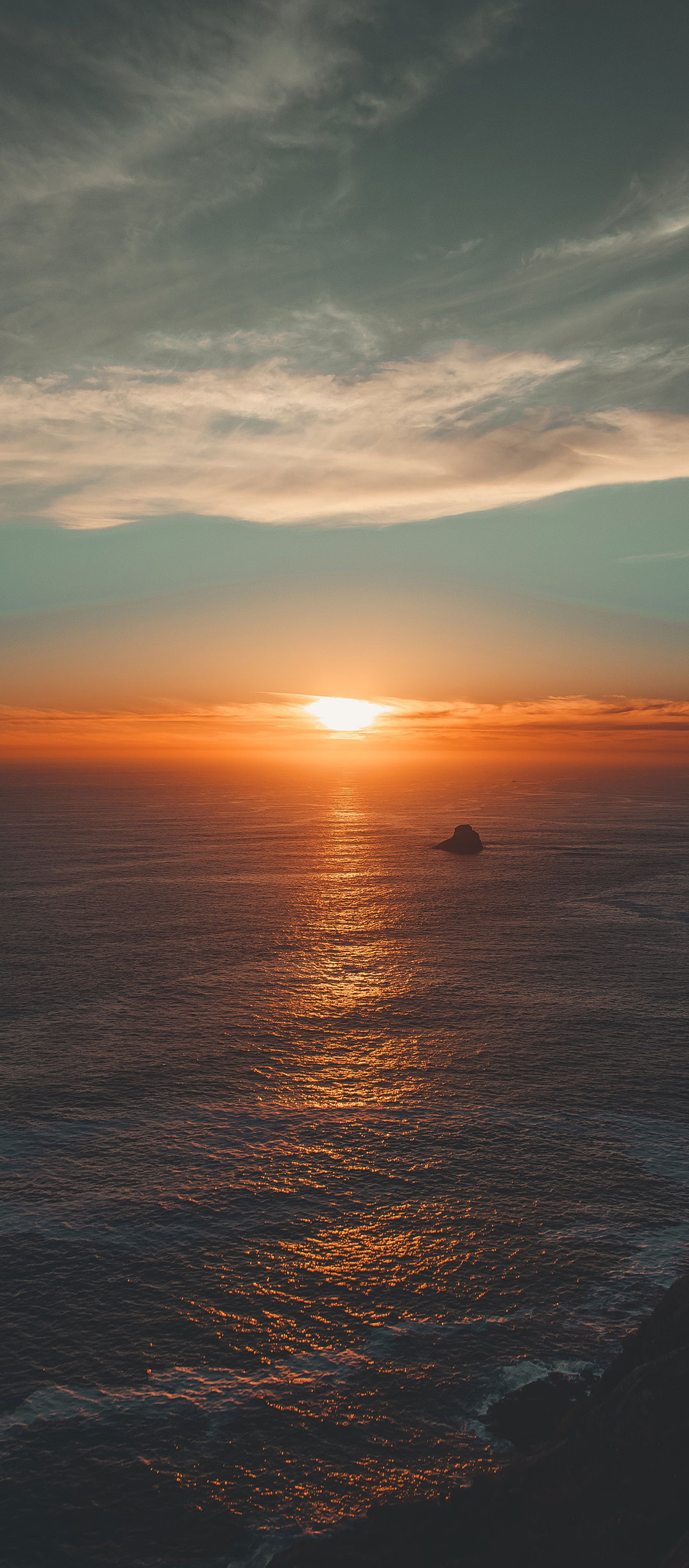 孤独的岩石在日落中