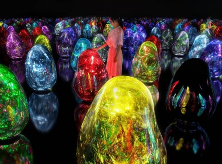 teamLab 打造全新互动式展览《Resonating Microcosms of Life-Solidified Light Color》