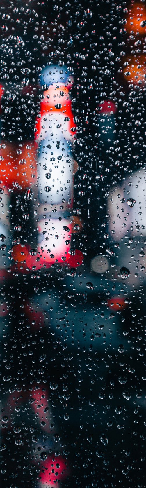 城市灯光透过雨窗