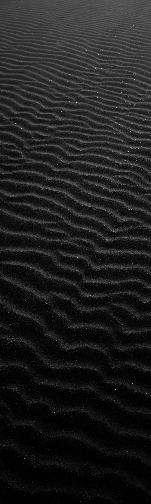 黑白色沙子的波纹