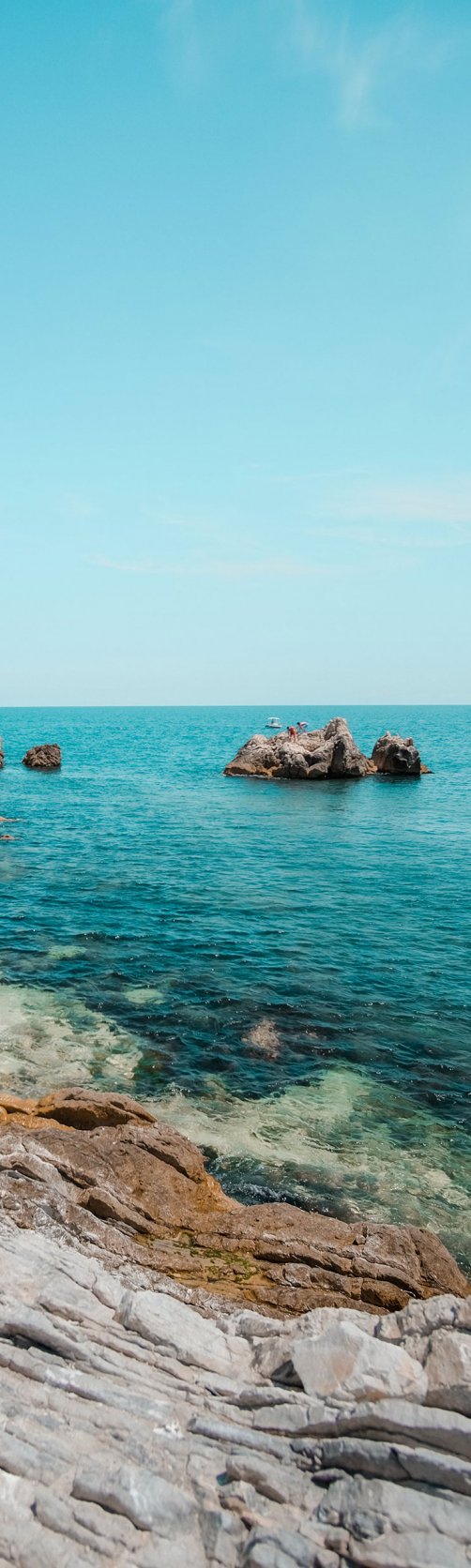 岩石海岸线与水晶蓝色水