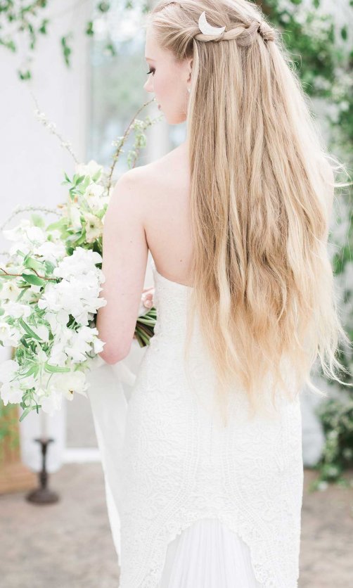 拿着花束的金发女郎