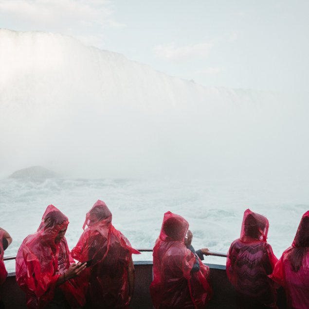 雾霭笼罩的瀑布