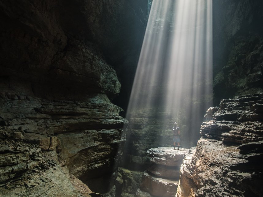 奇迹洞穴和灯光