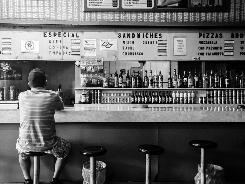 男子在餐厅柜台照片