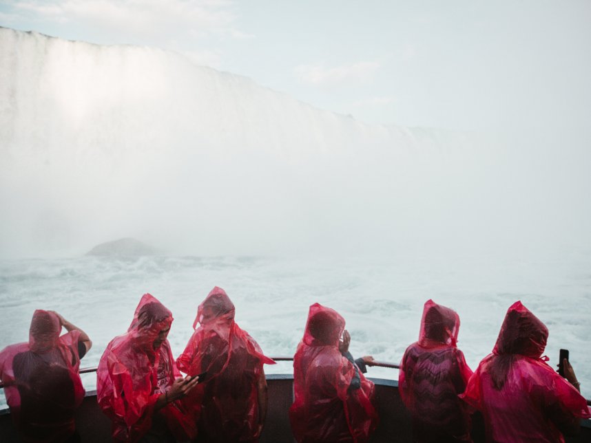 雾霭笼罩的瀑布