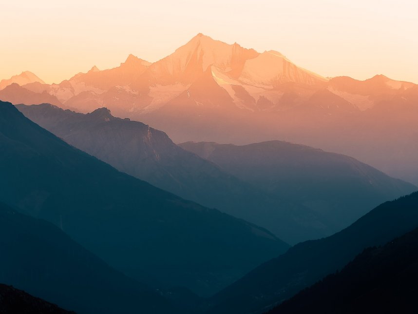 日出时的迷雾山脉照片