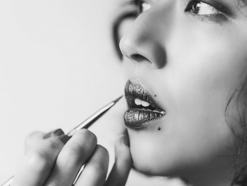 黑白照片中闪亮的口红