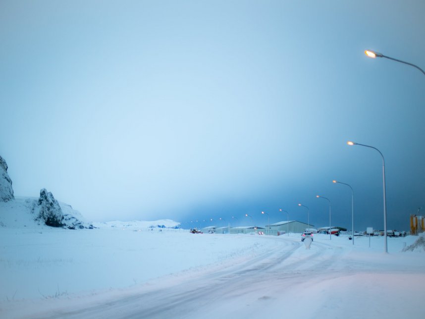 冰岛冬季照片中的路灯发光