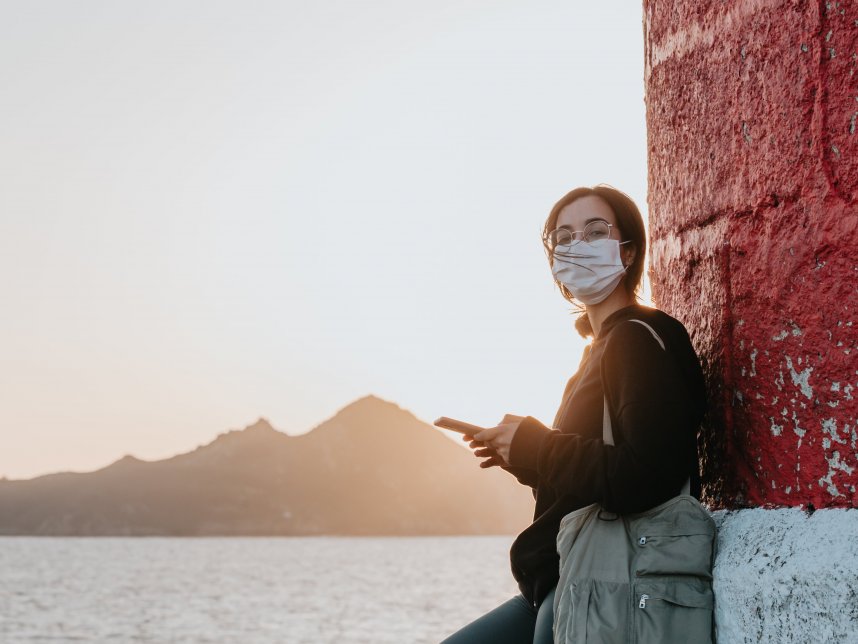 戴口罩的女人靠在墙上